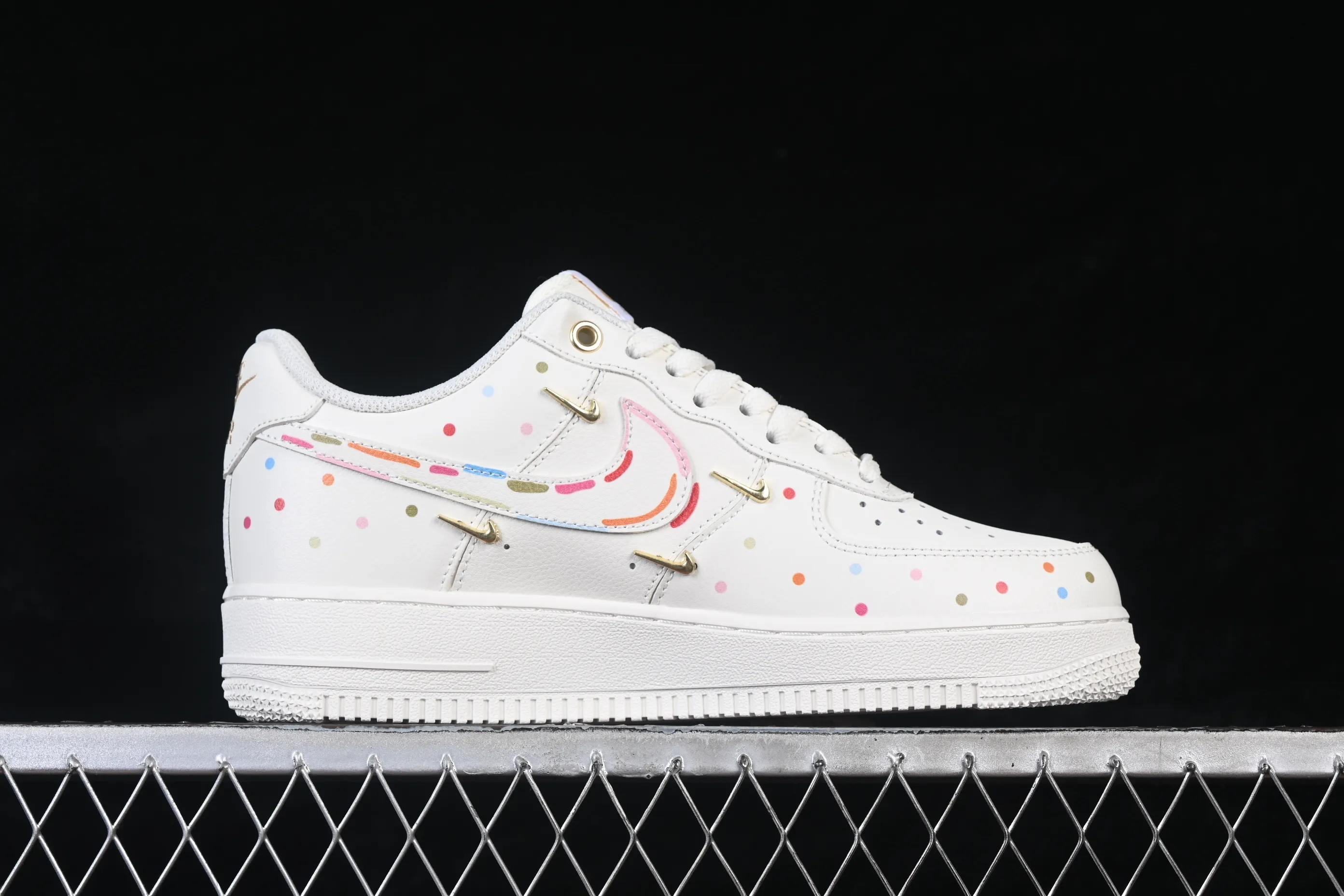 All categories Nk Air Force 1 Air Force series Nk Air Force 1 Low Air Force low top Nike Air Force 1'07 Low Two-dimensional theme Four hook color spray Air Force 1 low-top casual sneakers ZH0316-151